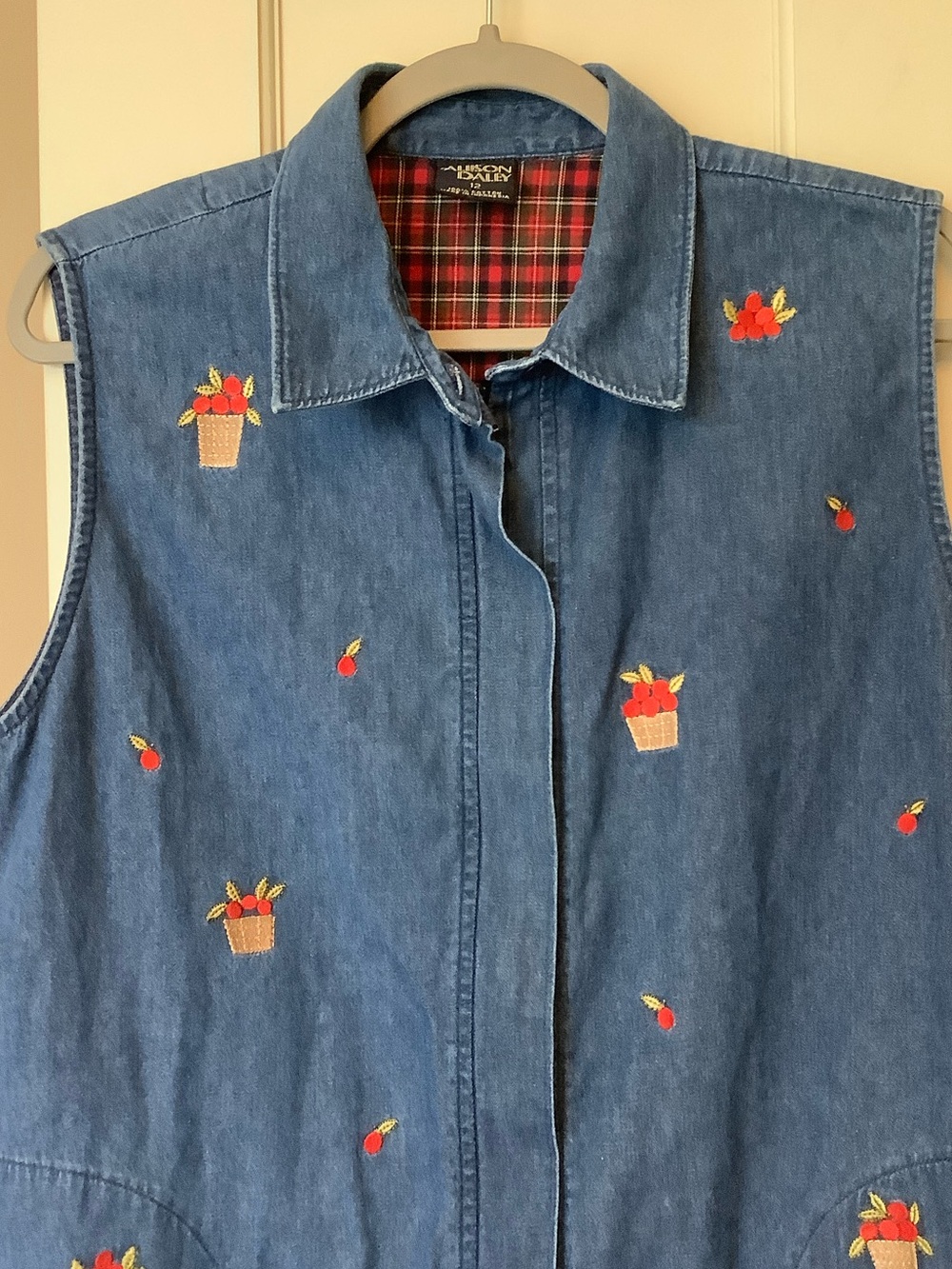 Vintage Embroidered Denim Sleeveless Zip-Up Vest with Red Floral Motif - Picture 2 of 9